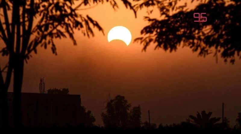 Solar Eclipse 2022 LIVE Updates: Partial eclipse seen in parts of India, devotees take dip in Haryana's Kurukshetra-feature