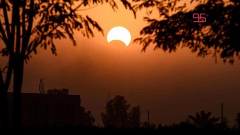 Solar Eclipse 2022 LIVE Updates: Partial eclipse seen in parts of India, devotees take dip in Haryana's Kurukshetra-feature